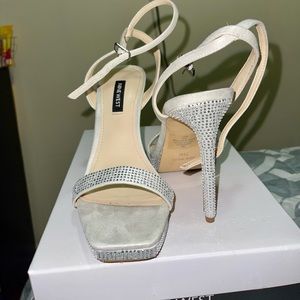 Nine west heels size 7.5 really good conditions color silver.